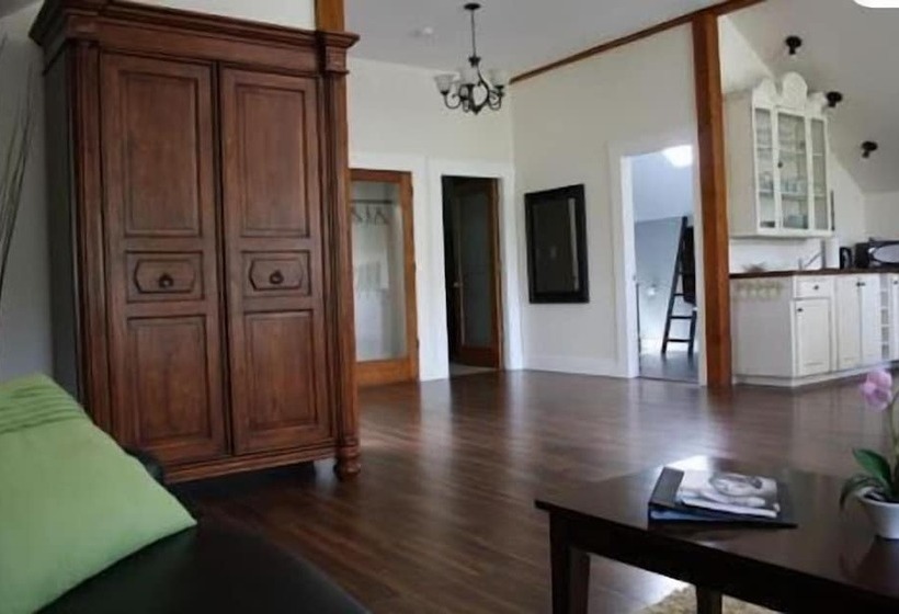 Пансион Maple Grove Guest House