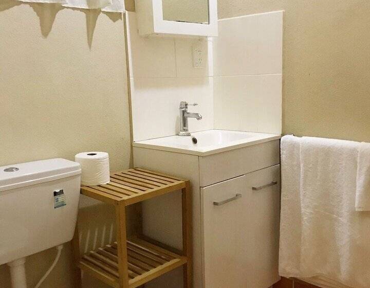 پانسیون The Tropical Villa