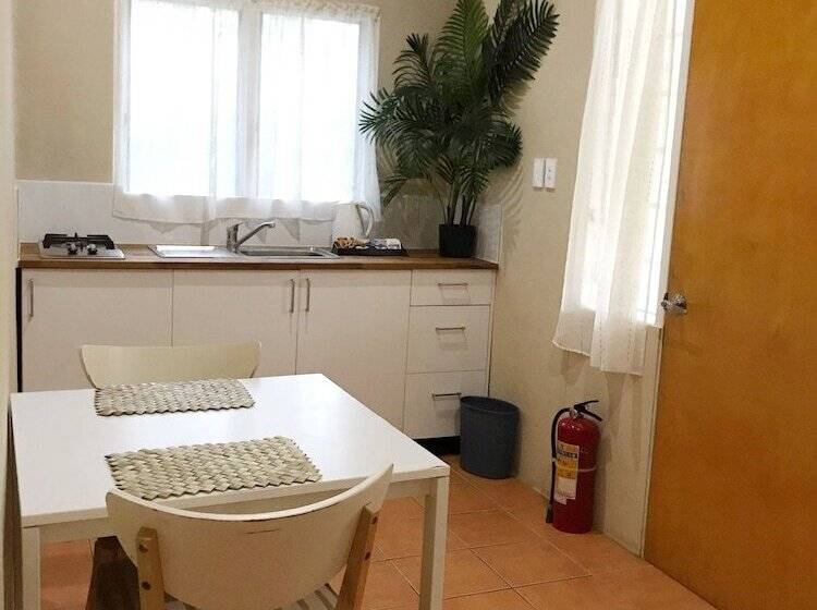 پانسیون The Tropical Villa