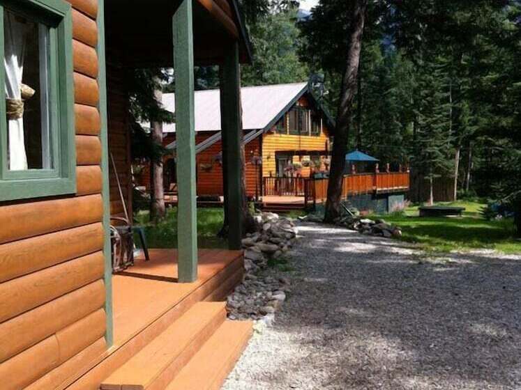 צימר Mount Robson Mountain River Lodge
