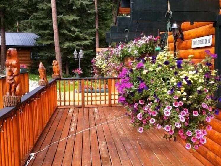 צימר Mount Robson Mountain River Lodge
