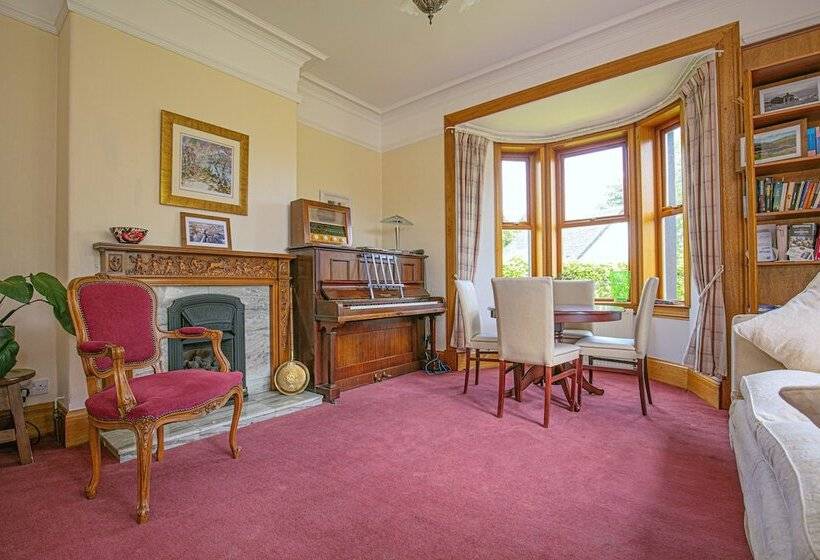 민박 The Hawthorns