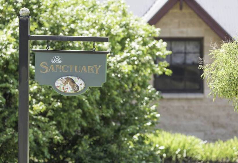 Clarendon Forest Retreat