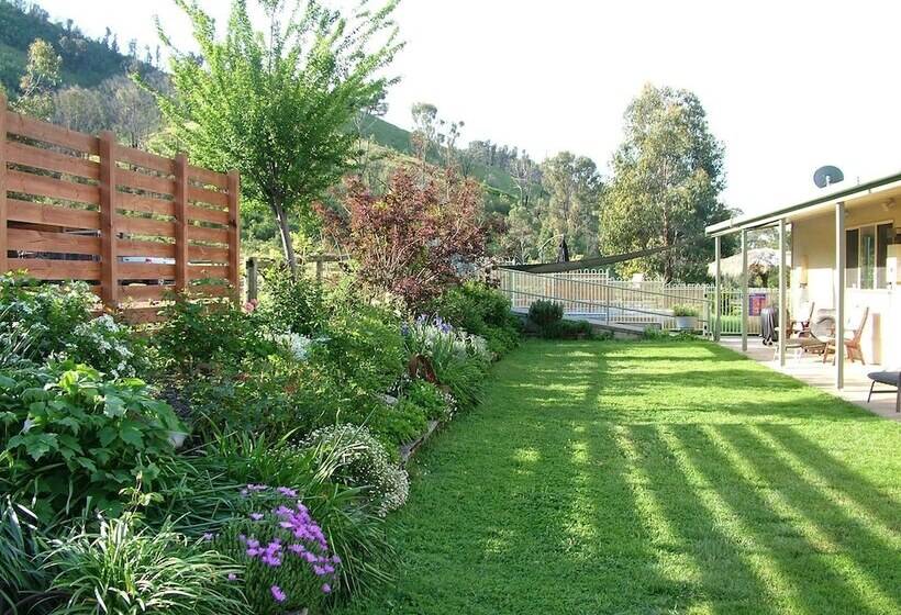 Berner B&b, Halls On Falls Homestead