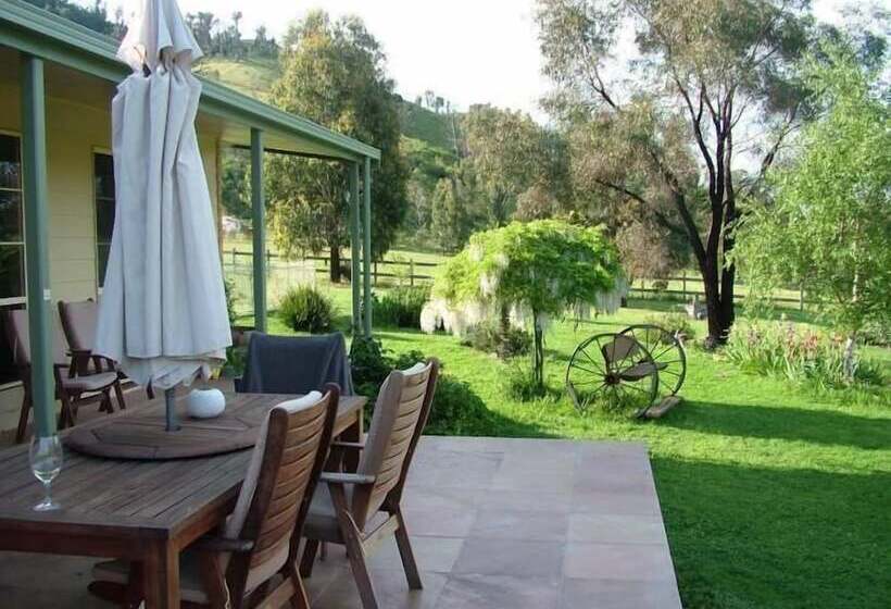 Berner B&b, Halls On Falls Homestead