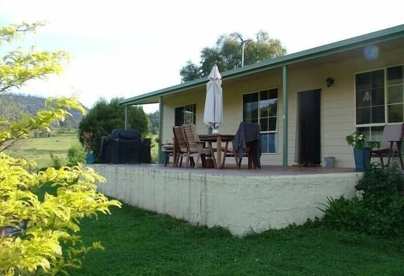 Berner B&b, Halls On Falls Homestead