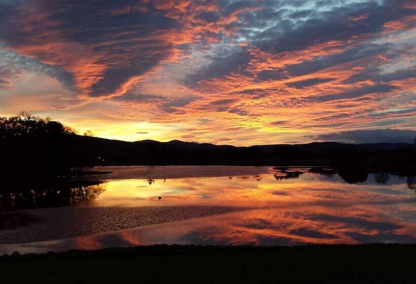 여관 The Lodge On The Loch Of Aboyne