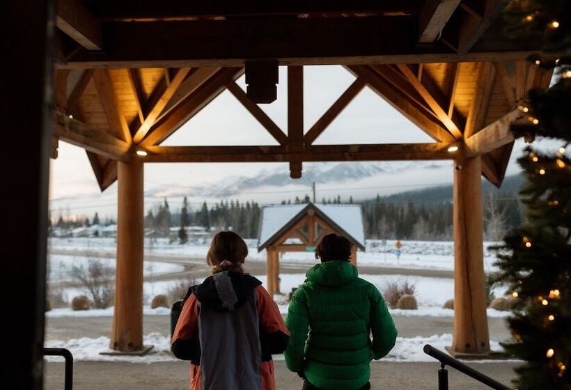 בית מלון כפרי Basecamp Lodge Golden