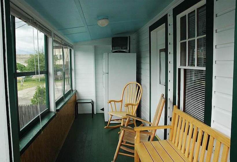 هتل Channel Watefront Cottages