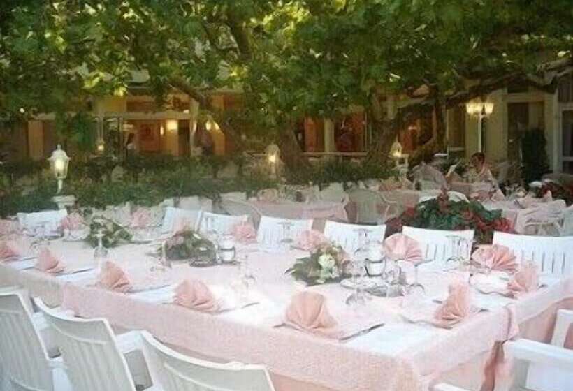 ホテル Hôtel Restaurant Robinson