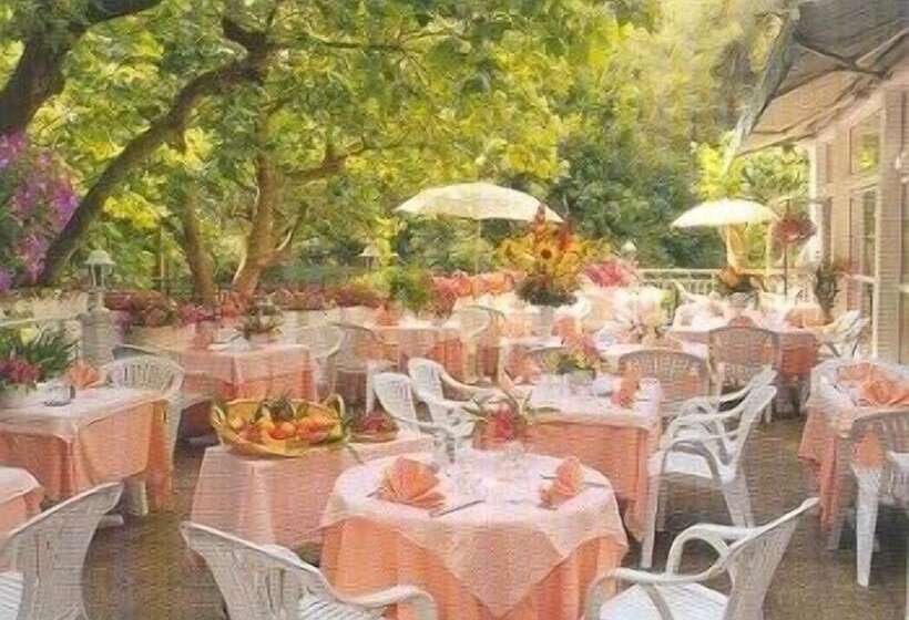 ホテル Hôtel Restaurant Robinson