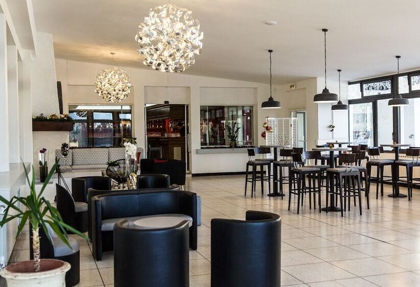 ホテル Hôtel Restaurant Robinson