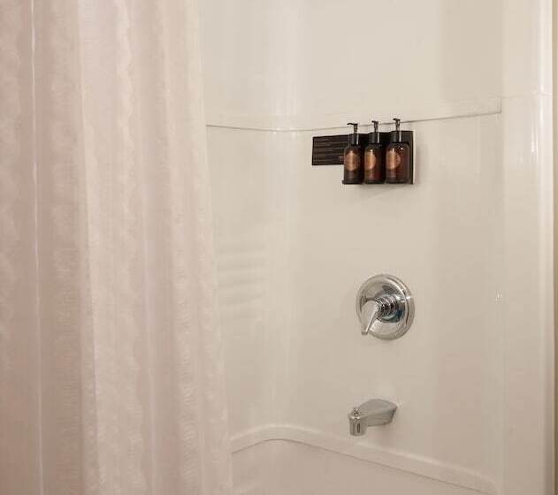 Lake Yellowstone Hotel & Cabins   Inside The Park