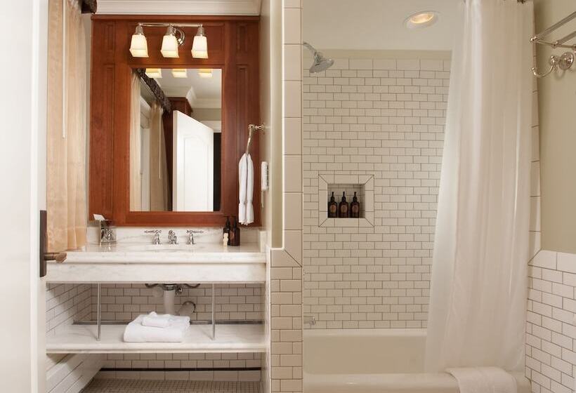 Lake Yellowstone Hotel & Cabins   Inside The Park