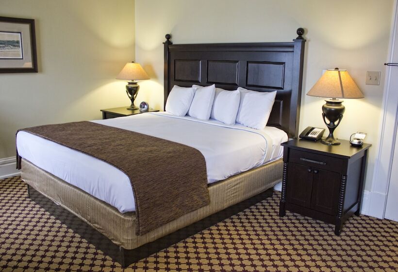 Lake Yellowstone Hotel & Cabins   Inside The Park