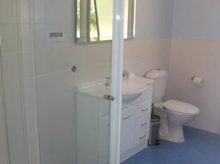 בית מלון כפרי Lakeshore Lodge