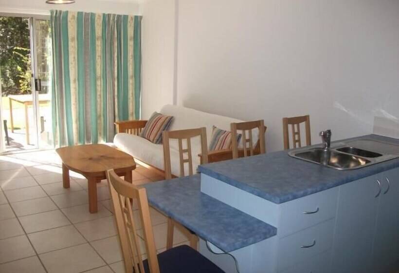 בית מלון כפרי Lakeshore Lodge