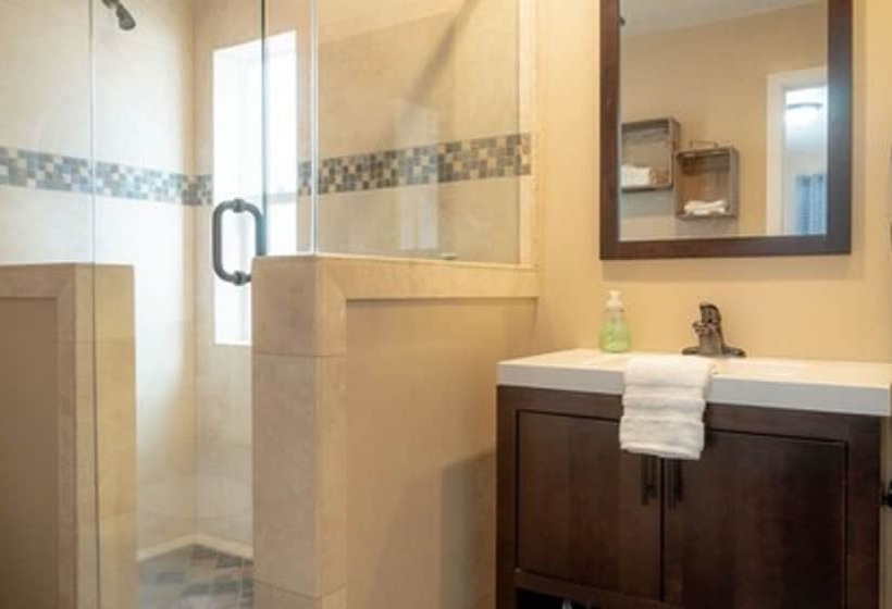 Отель Playpark Lodge