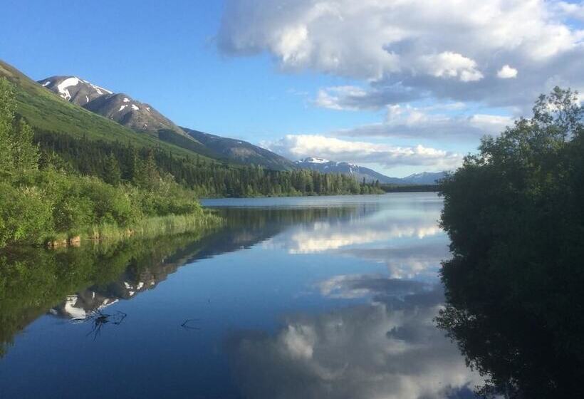 酒店 Summit Lake Lodge