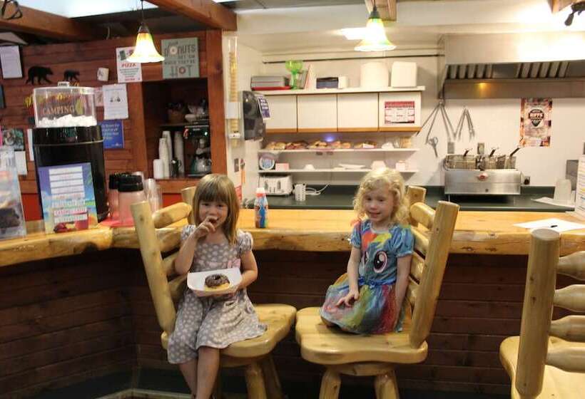 فندق Yukon Trails Rv & Camping Resort