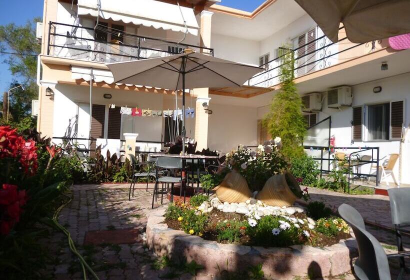 Kostas Apartments & Studios