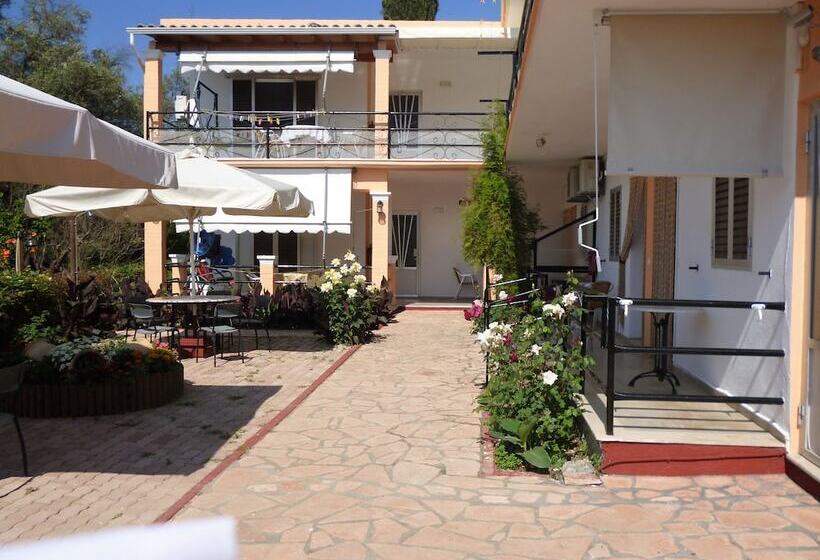 Kostas Apartments & Studios