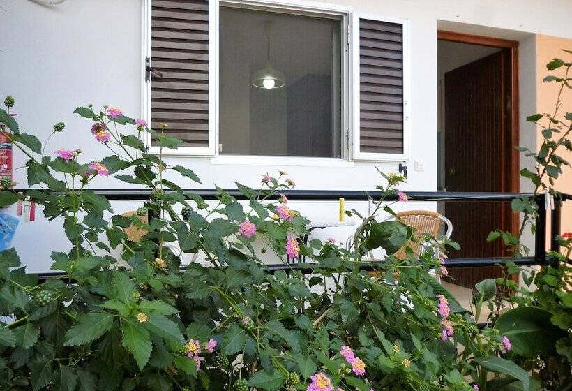 Kostas Apartments & Studios