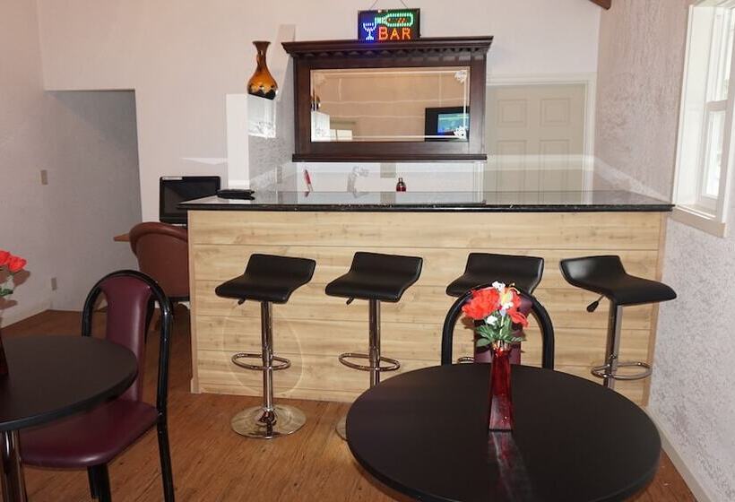 فندق على الطريق Eagle Crater Lake Inn