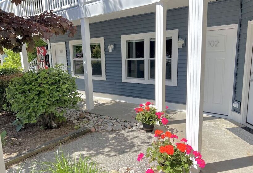 모텔 Empire Lakeshore Inn