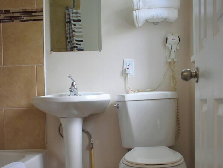 فندق على الطريق Hillside Inn Pembroke