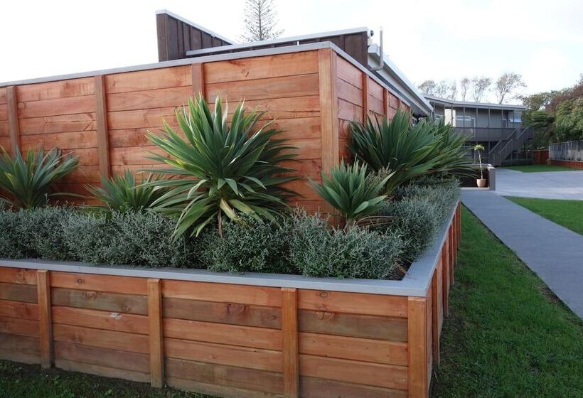 Parakai Springs Lodge