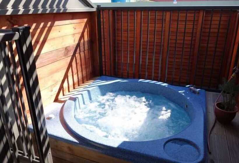 Parakai Springs Lodge