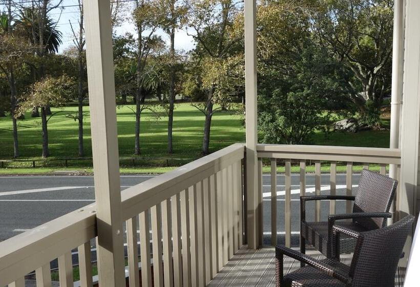 Parakai Springs Lodge