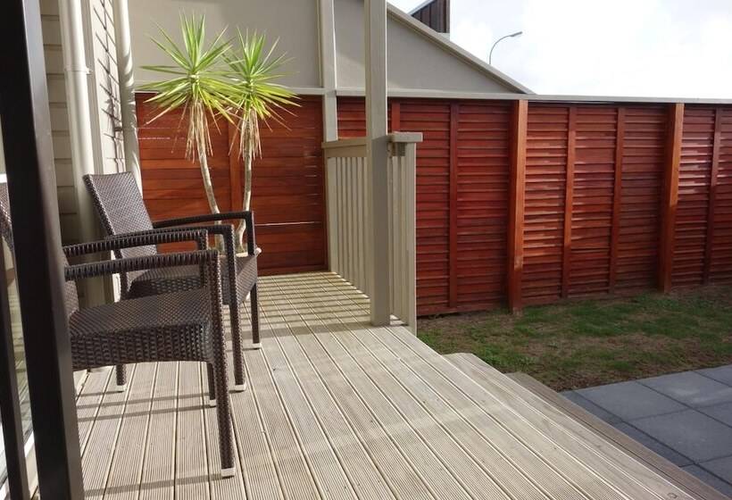 Parakai Springs Lodge