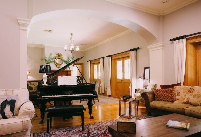 膳宿费 Flowerdale Estate