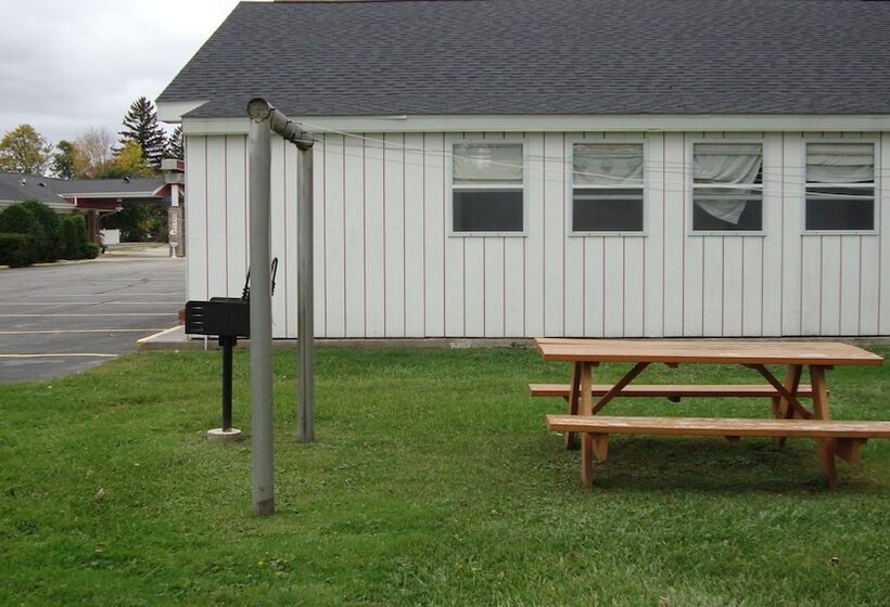 Pinconning Trail Inn Motel