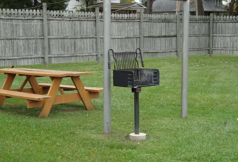 Pinconning Trail Inn Motel