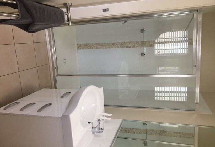 منتجع Cairns Crystal Cascades Holiday Park