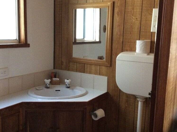 منتجع Crayfish Creek Van & Cabin Park