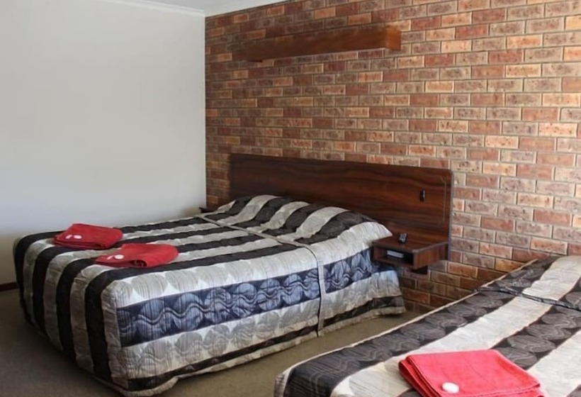 Woomargama Village Hotel Motel