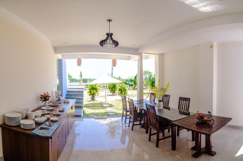 تختخواب و صبحانه The Moon River Homestay & Villa