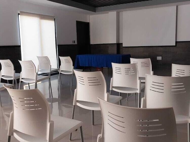 Beverly Hills: Hotel And Business