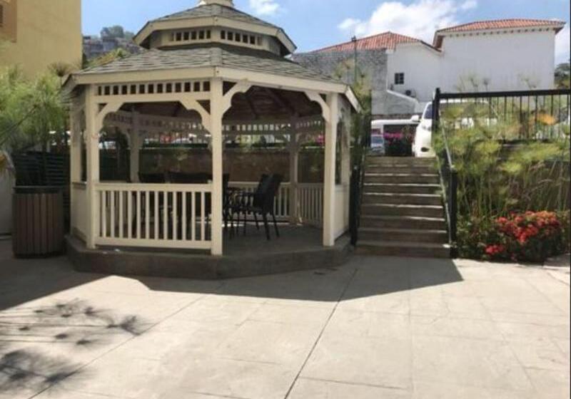 Beverly Hills: Hotel And Business