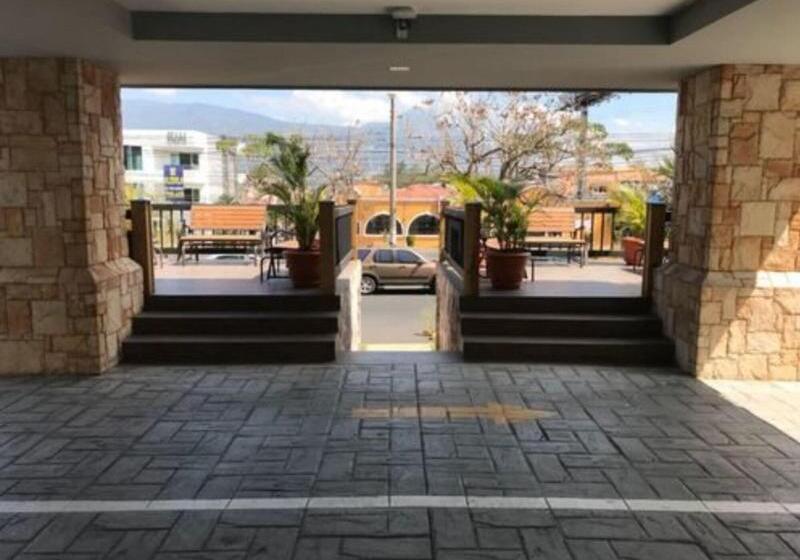 Beverly Hills: Hotel And Business