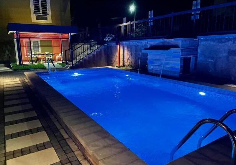 Beverly Hills: Hotel And Business