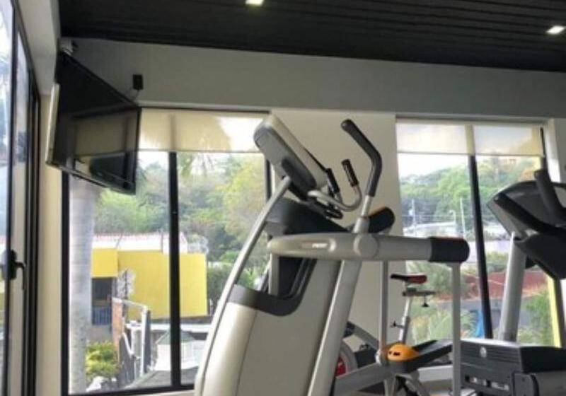 Beverly Hills: Hotel And Business