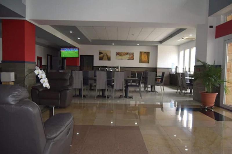 Beverly Hills: Hotel And Business