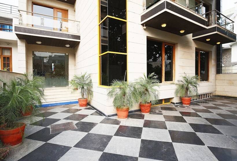 Fabhotel Grd Dlf Square