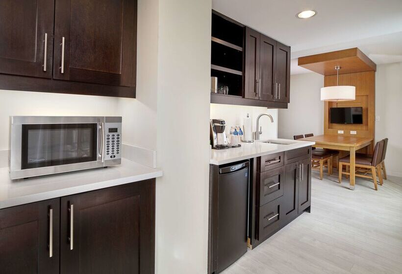 هتل Doubletree By Hilton Edmonton Downtown