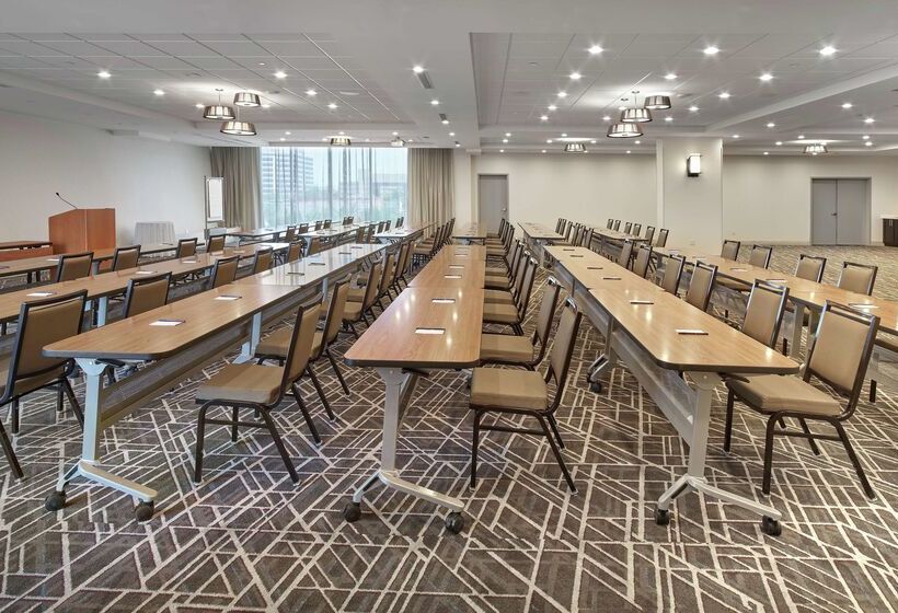 בית מלון כפרי Doubletree By Hilton Edmonton Downtown